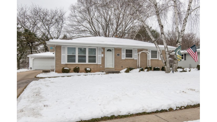 7218 Dorchester Ln Greendale, WI 53129 by Shorewest Realtors $239,900