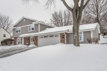 731 Crestwood Dr, Waukesha, WI 53188-4447