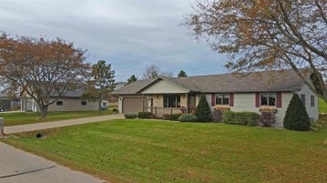 101 Country Club Dr, Clintonville, WI 54929