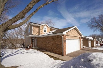 301 Castle Oaks Crossing, Waunakee, WI 53597