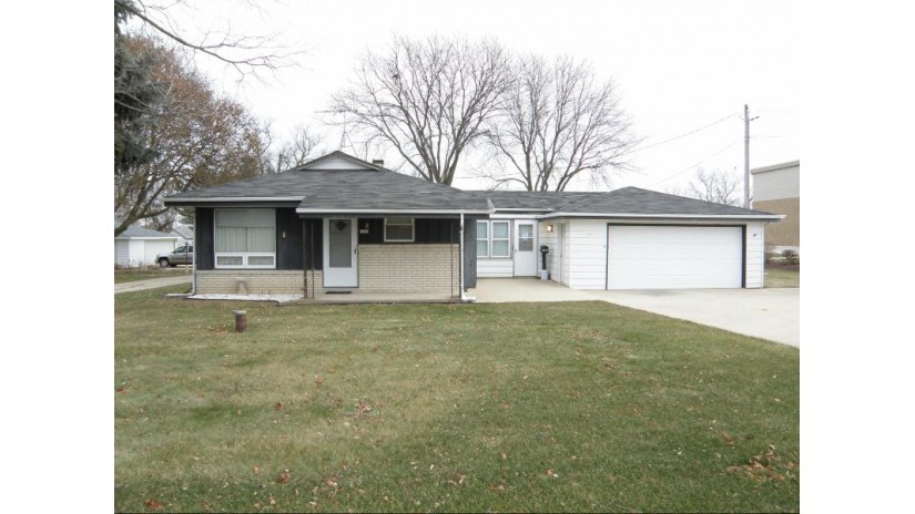 7140 S 13th St Oak Creek, WI 53154 by Encore Real Estate Brokerage $250,000