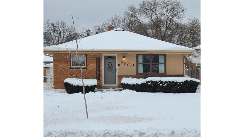 9925 W Grantosa Dr Wauwatosa, WI 53222 by Buyers Vantage $190,000