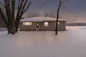 N6704 Walnut Rd, Sugar Creek, WI 53121