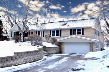 1285 Fairhaven Blvd, Elm Grove, WI 53122