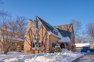 820 E Lake Forest Ave, Whitefish Bay, WI 53217-5376