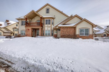 14898 W Hickory Hills Dr, New Berlin, WI 53151-7490