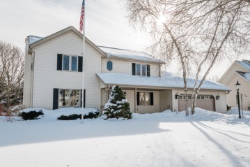 665 River Meadow Dr, Hartland, WI 53029-1161