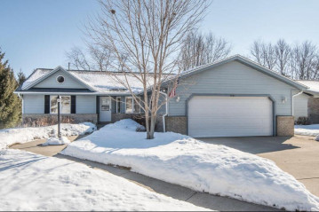 1121 Villa Park Dr, West Bend, WI 53090-8442