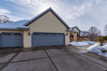 6173 Gwen Ln, Wayne, WI 53002