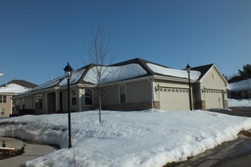 479 Woodfield Cir, Waterford, WI 53185-4052