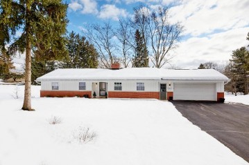 15905 Sky Cliff Dr, Brookfield, WI 53005-2836