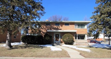 7200 W Lakefield Dr, Milwaukee, WI 53219-4050