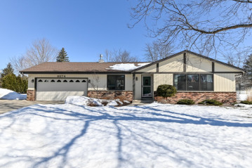 8074 S Mission Dr, Franklin, WI 53132