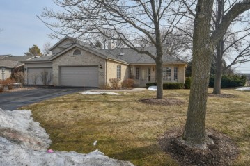 10700 N De La Warr Cir 20, Mequon, WI 53092-5067