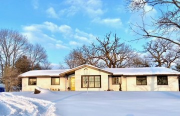 W8060 Bluff Rd, Whitewater, WI 53190-3851