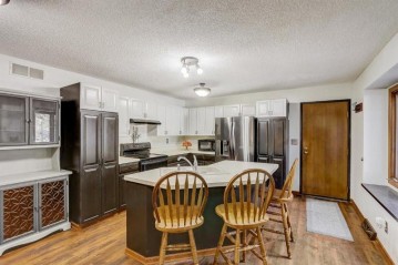 15601 W Brook Dr, New Berlin, WI 53151