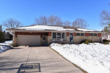 1315 Tower Hill Dr, Brookfield, WI 53045-6721