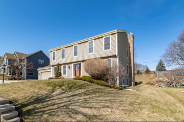 2712 River Ridge Dr, Waukesha, WI 53189-6848