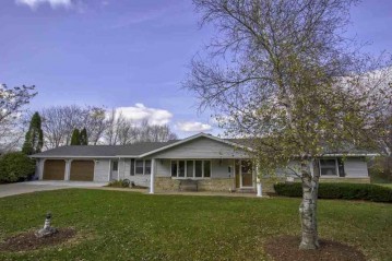 1255 E Lake Rd, Mineral Point, WI 53565