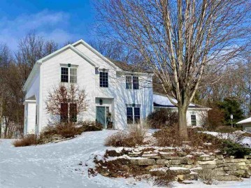 642 Bascom Hill Dr, Baraboo, WI 53913