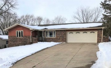 110 Moonlight Dr, Platteville, WI 53818