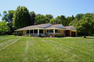 7433 N Beach Ct, Fox Point, WI 53217-3656