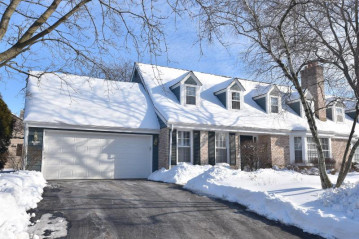 10302 N Westport Cir, Mequon, WI 53092-5737