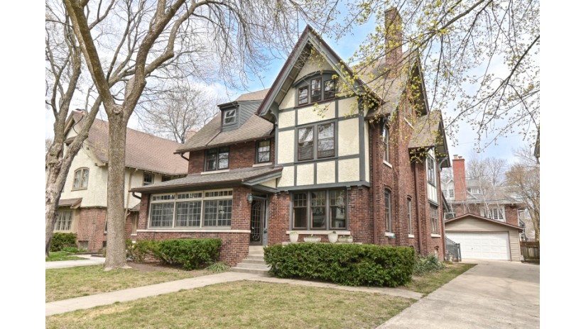 2946 N Summit Ave Milwaukee, WI 53211 by Shorewest Realtors $699,900
