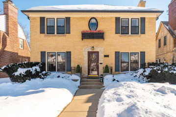 5318 N Shoreland Ave, Whitefish Bay, WI 53217-5129