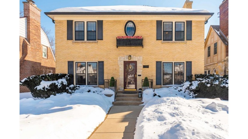 5318 N Shoreland Ave Whitefish Bay, WI 53217 by Shorewest Realtors $639,000