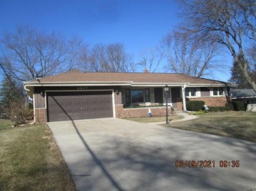 4617 N 110th St, Wauwatosa, WI 53225-4411