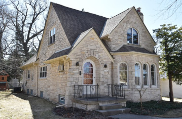 11741 W Homewood Ave, Wauwatosa, WI 53226-3914