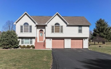 N6098 Balsam Dr, Lafayette, WI 53121-4011