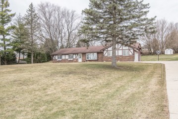 N7987 Lakeview Rd, Ixonia, WI 53066-5515