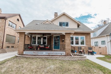 2178 N 74th St, Wauwatosa, WI 53213-1702