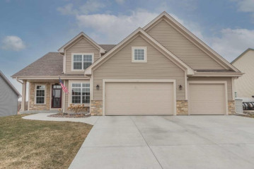 19 Rushmore Ln, Hartford, WI 53027-8638