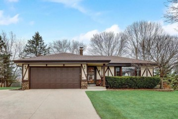 3665 W Sherwood Dr, Franklin, WI 53132-9128