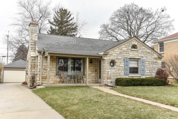 2431 N 81st St, Wauwatosa, WI 53213-1012