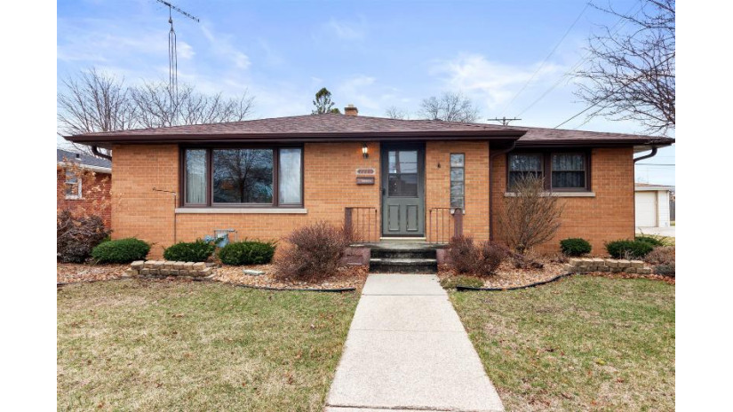 2230 22nd Ave Kenosha, WI 53140 by EXP Realty,LLC~Kenosha $224,900