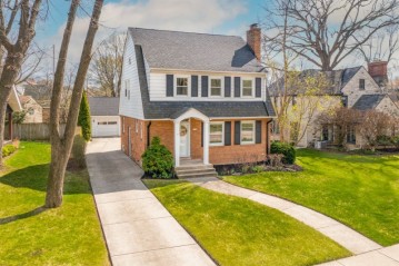 1413 E Courtland Pl, Whitefish Bay, WI 53211-1115