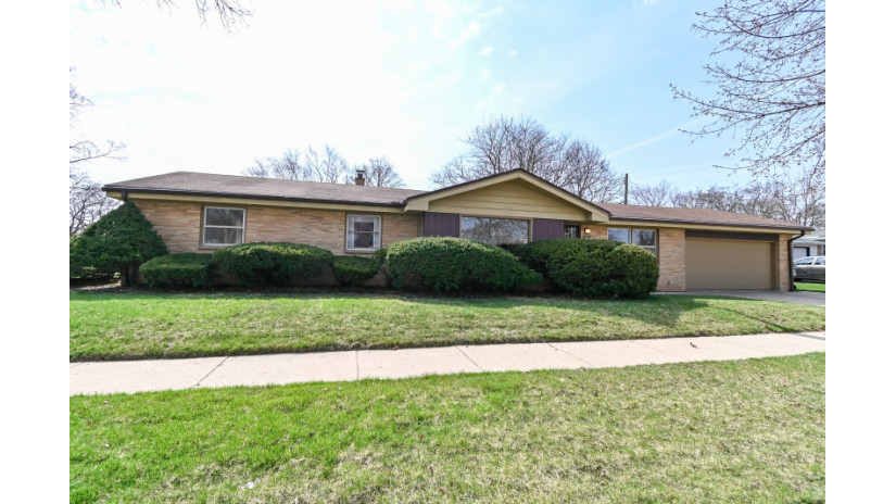 8909 W Palmetto Ave Milwaukee, WI 53225 by Shorewest Realtors $163,500