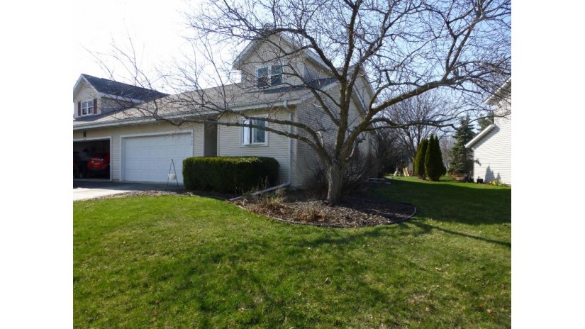 1420 Vogt Dr D1 West Bend, WI 53095 by First Weber Inc- West Bend $220,000