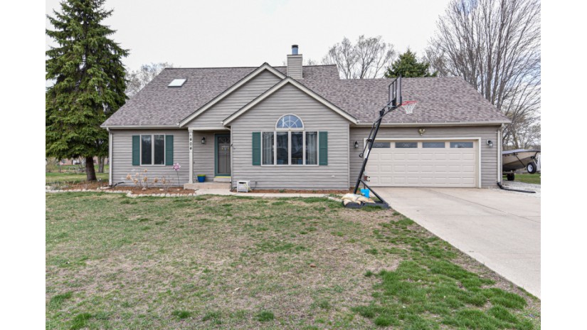 404 Foxmead Dr Waterford, WI 53185 by Shorewest Realtors $319,900