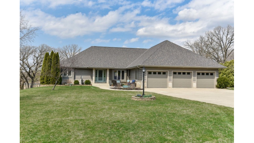 S94W23670 Kunzendorf Ct Vernon, WI 53103 by Shorewest Realtors $549,900