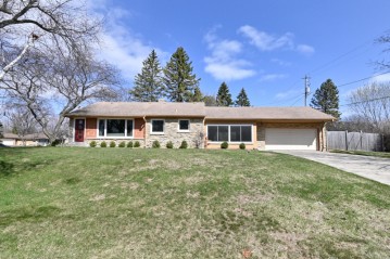 8900 N Iroquois Rd, Bayside, WI 53217-1713