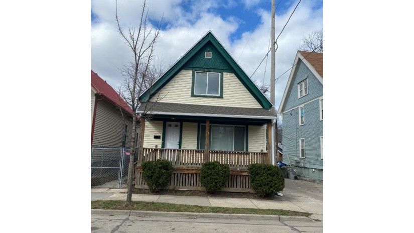 512 E Meinecke Ave Milwaukee, WI 53212 by Keller Williams Momentum $155,000