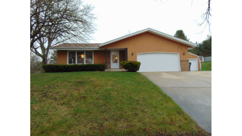 915 Dixie Ct Waukesha, WI 53189 by Shorewest Realtors $275,000