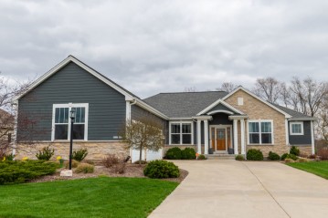 W245N7364 Stonefield Dr, Sussex, WI 53089-2195