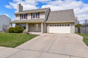 2526 E Honeysuckle Dr, Oak Creek, WI 53154-3493