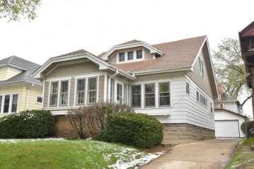 2242 N 63rd St, Wauwatosa, WI 53213-1558